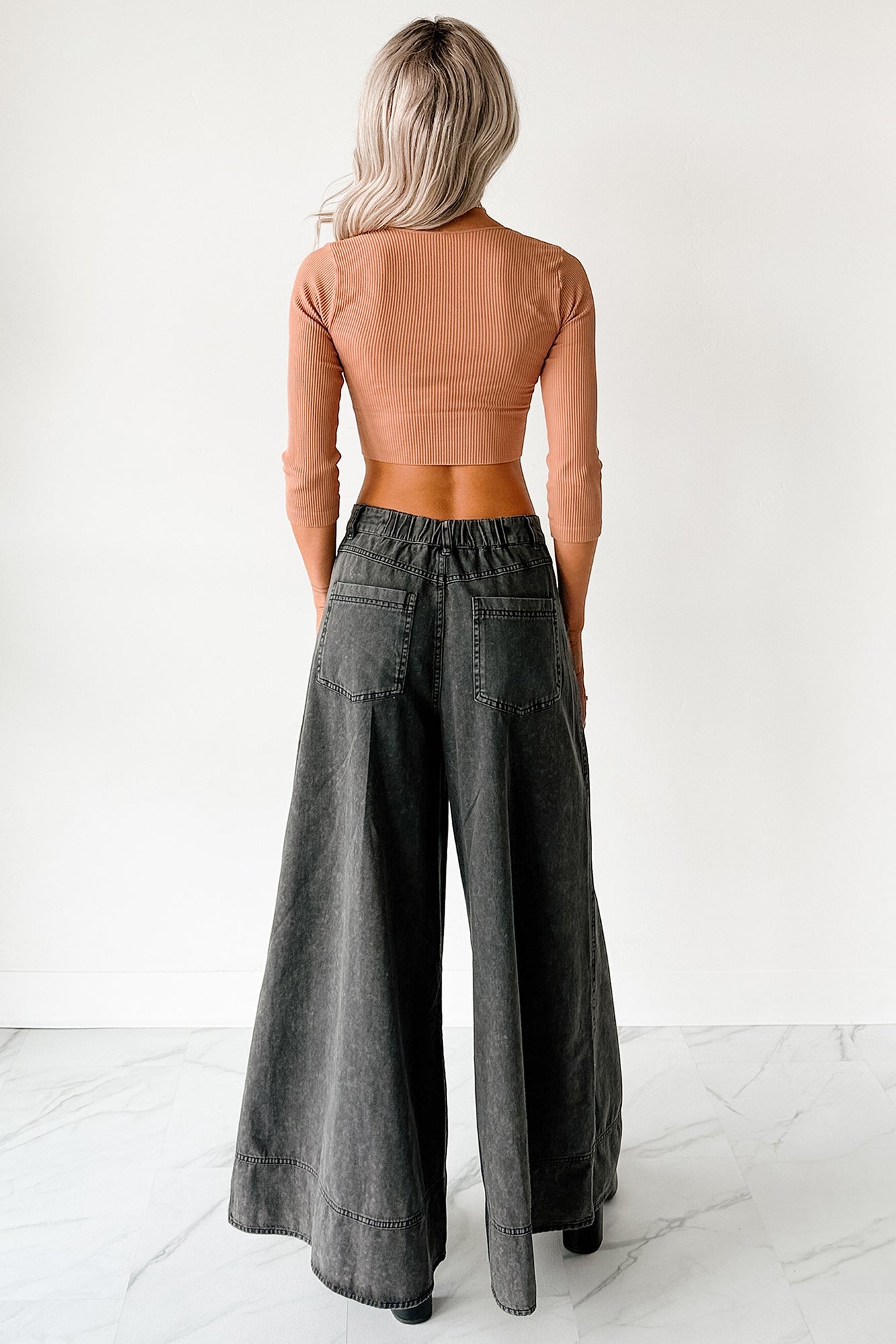 Casual Beauty Ribbed V Neck Crop Top (Mocha Mousse)