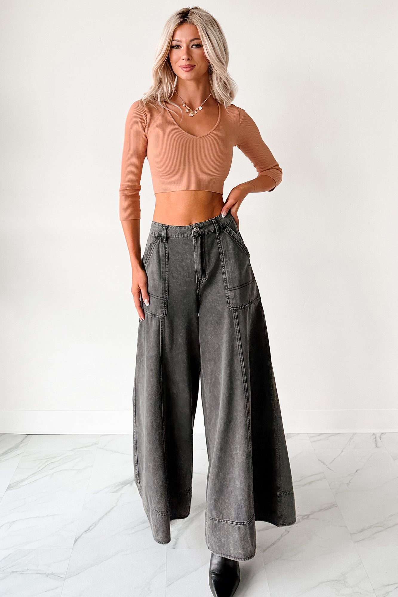 Casual Beauty Ribbed V Neck Crop Top (Mocha Mousse)