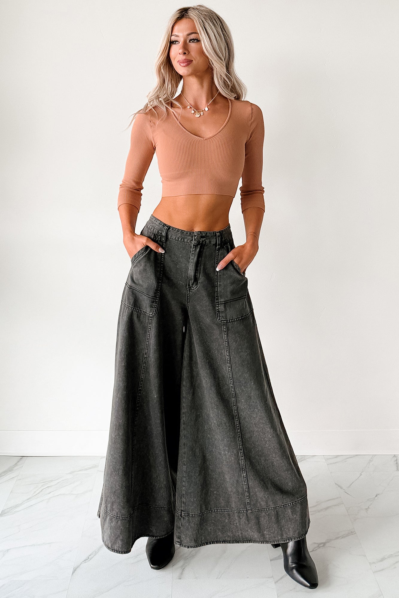 Casual Beauty Ribbed V Neck Crop Top (Mocha Mousse)